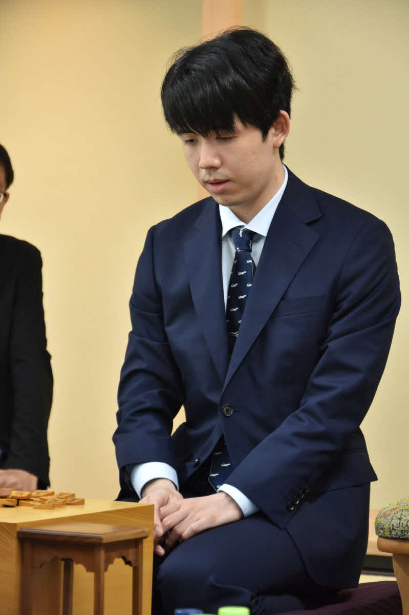 新千歳空港対局となる将棋王位戦7番勝負第3局の前日検分を飛行機柄のネクタイ姿で行う藤井聡太王位（日本将棋連盟提供）