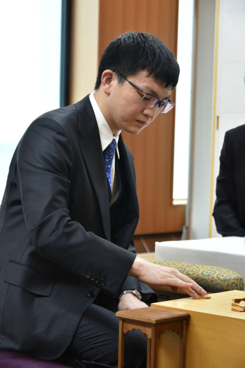 将棋王位戦7番勝負第3局の検分を行った永瀬拓矢九段（日本将棋連盟提供）