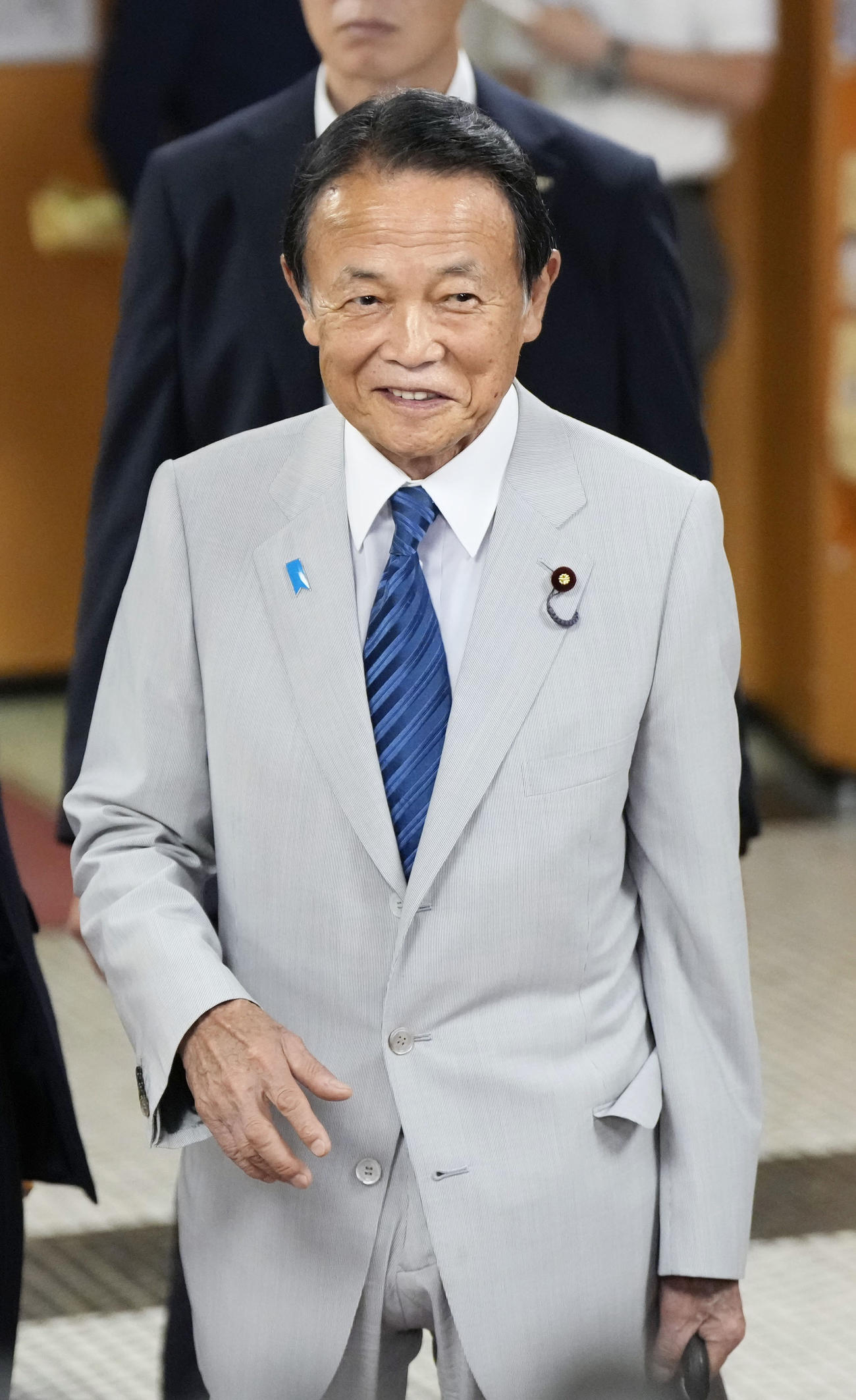 自民党本部を出る麻生最高顧問（共同）