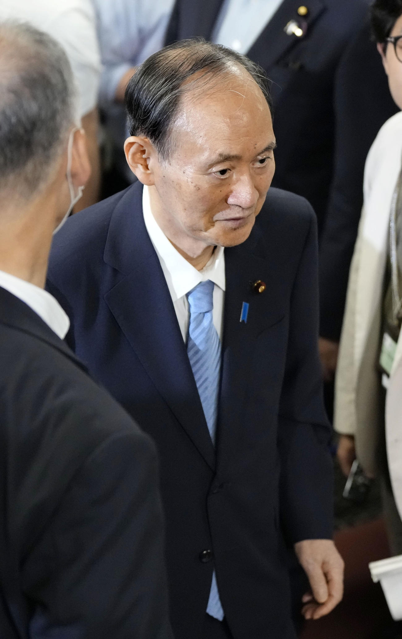 自民党本部を出る菅副総裁（共同）