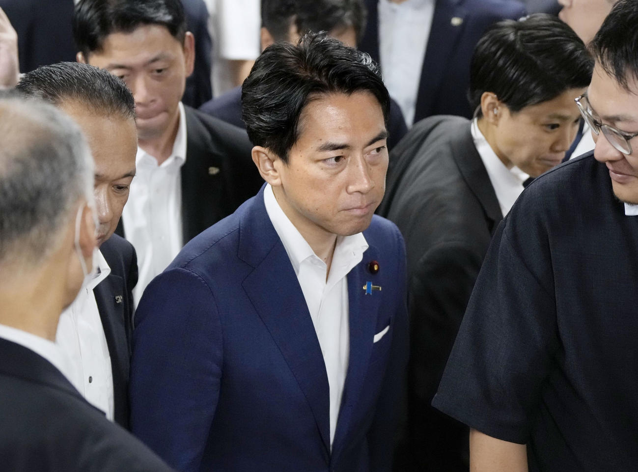 自民党本部を出る小泉農相（共同）
