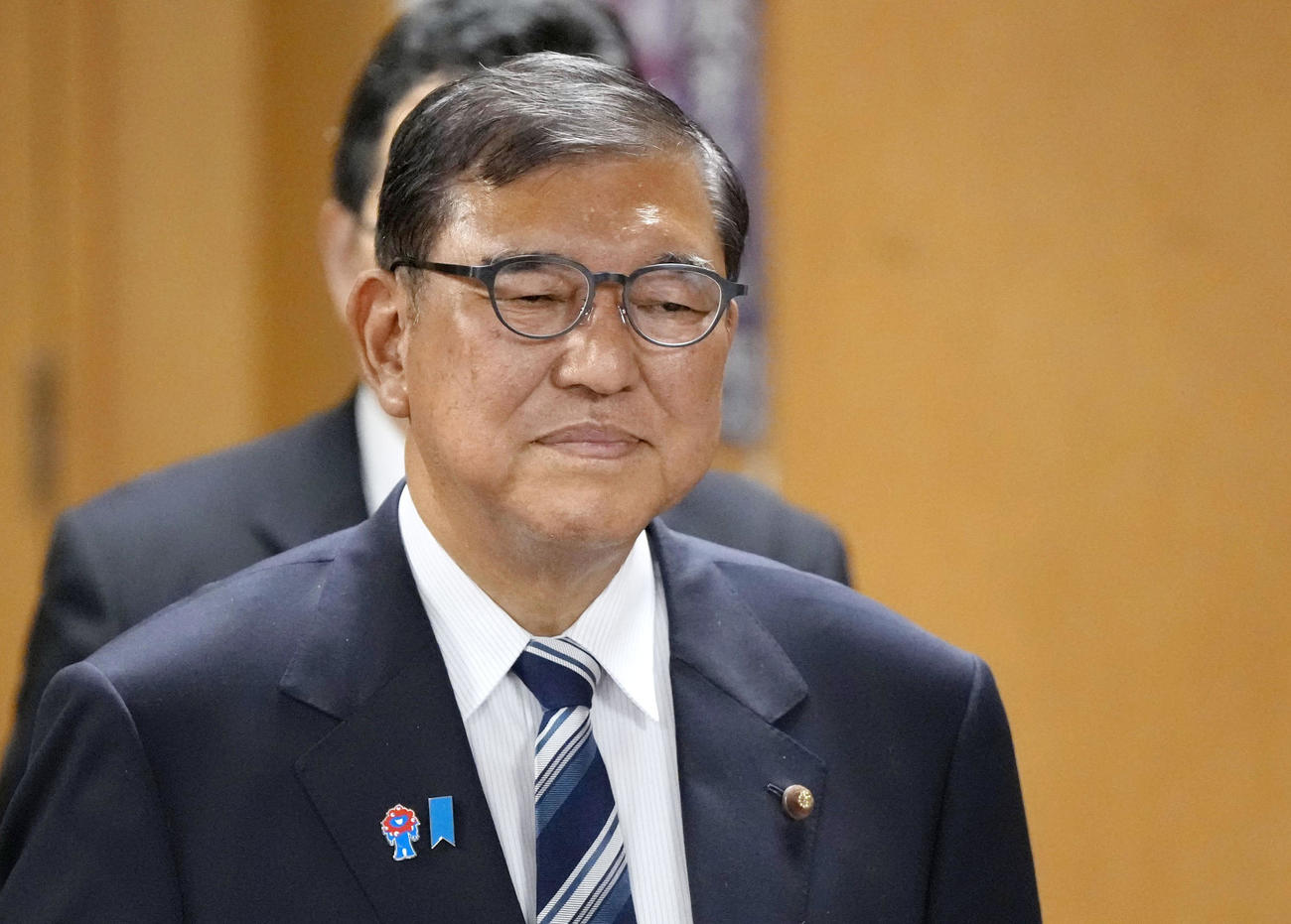 両院議員懇談会を終え、党本部を出る自民党総裁の石破首相（共同）