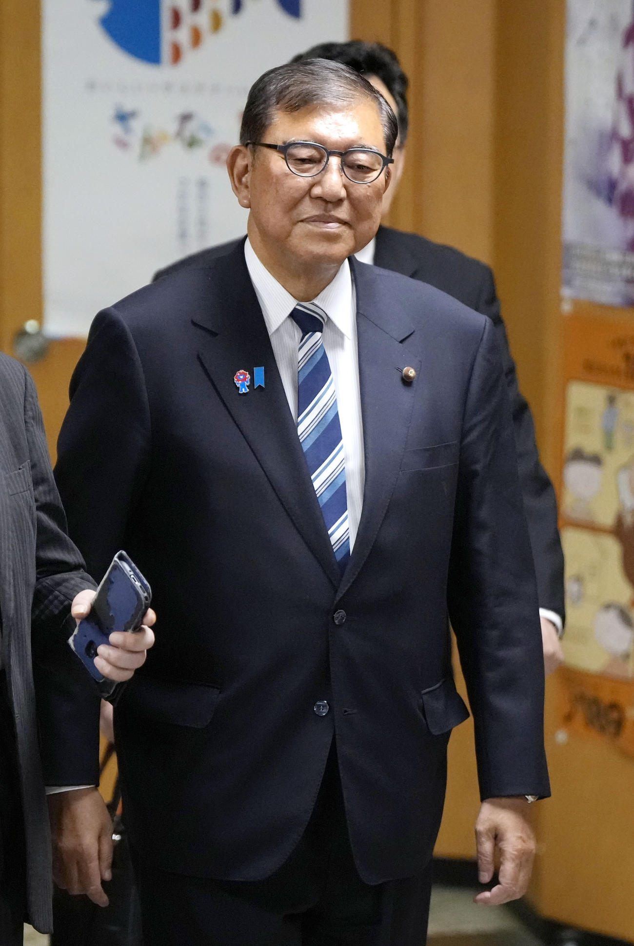 両院議員懇談会を終え、党本部を出る自民党総裁の石破首相（共同）
