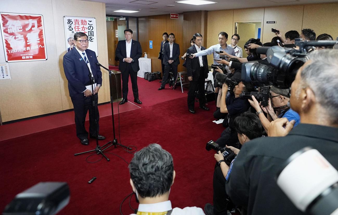 両院議員懇談会を終え、報道陣の取材に応じる自民党総裁の石破首相（共同）