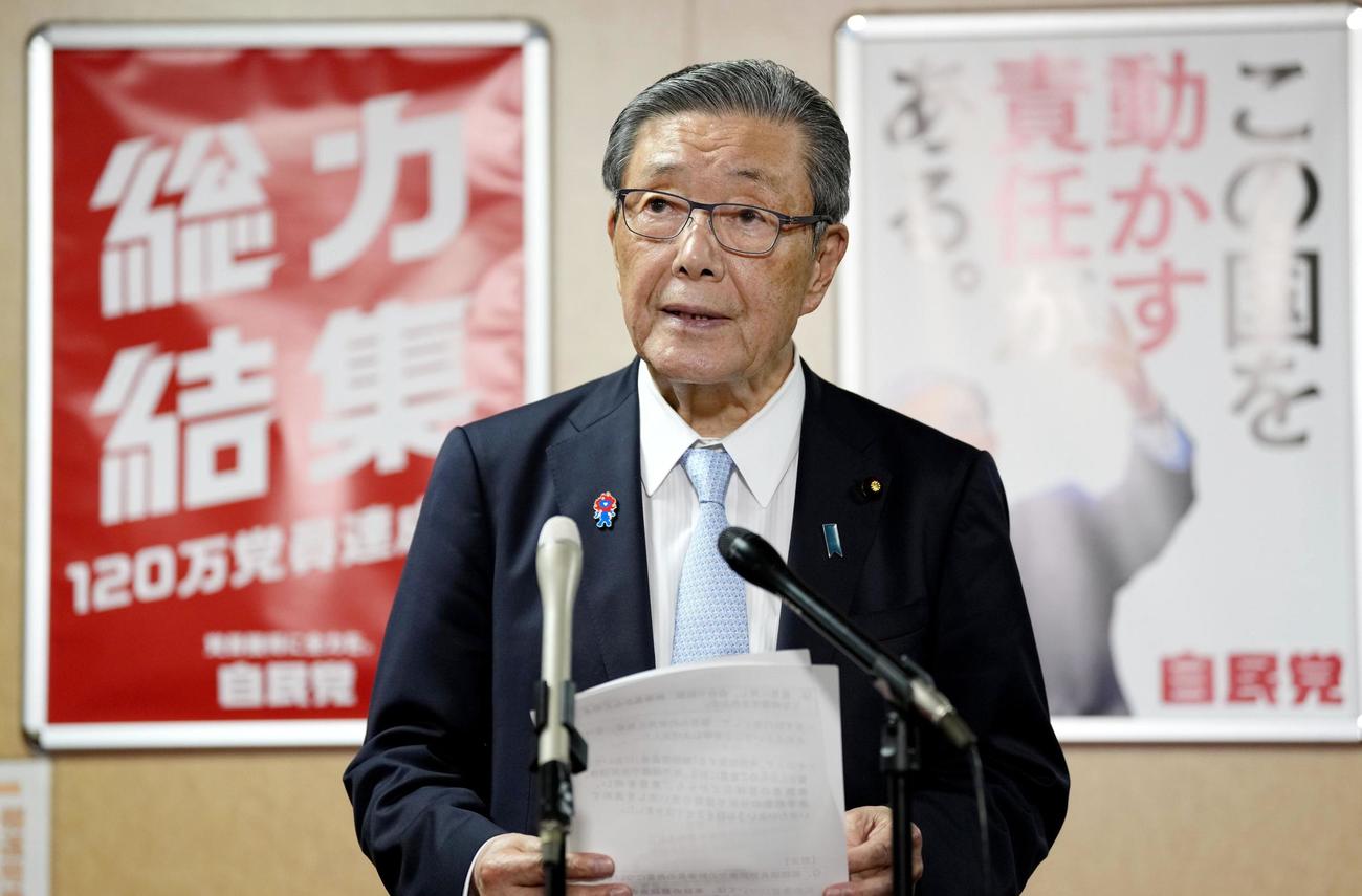 両院議員懇談会を終え、報道陣の取材に応じる自民党の森山幹事長（共同）