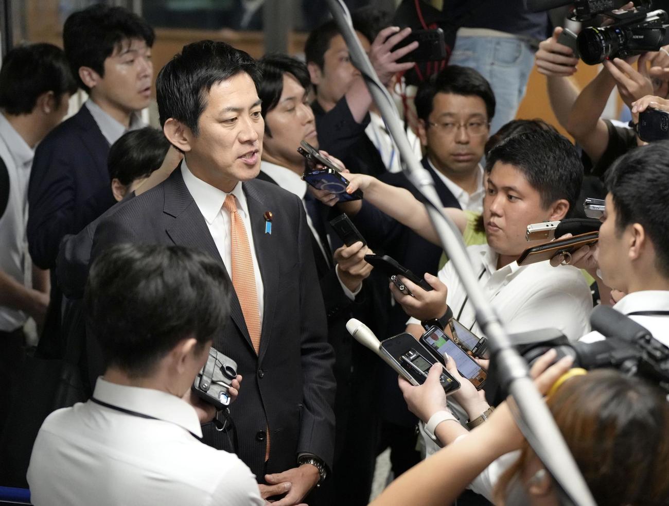 自民党の両院議員懇談会を終え、記者団の取材に応じる小林元経済安保相（共同）
