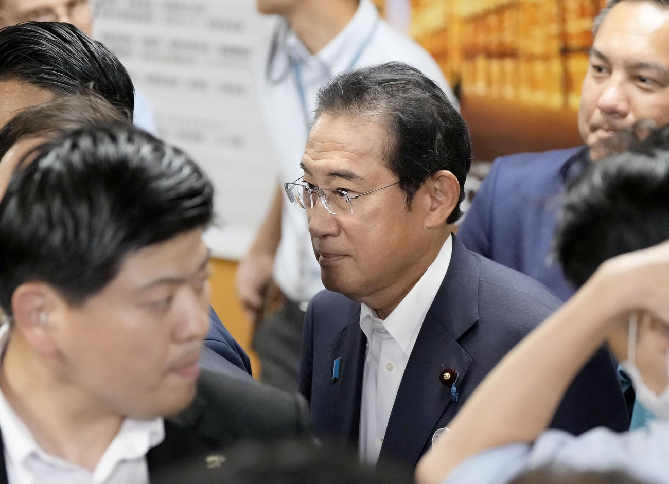 自民党本部を出る岸田前首相（共同）