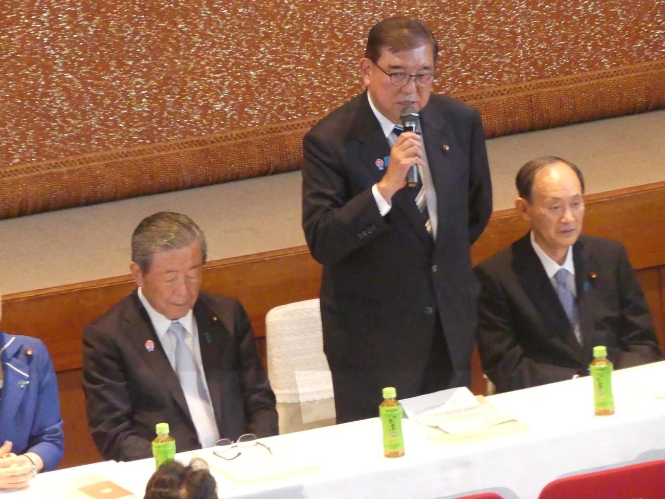 自民党両院議員懇談会の冒頭であいさつする石破茂首相。左は森山裕幹事長、右は菅義偉副総裁（撮影・中山知子）