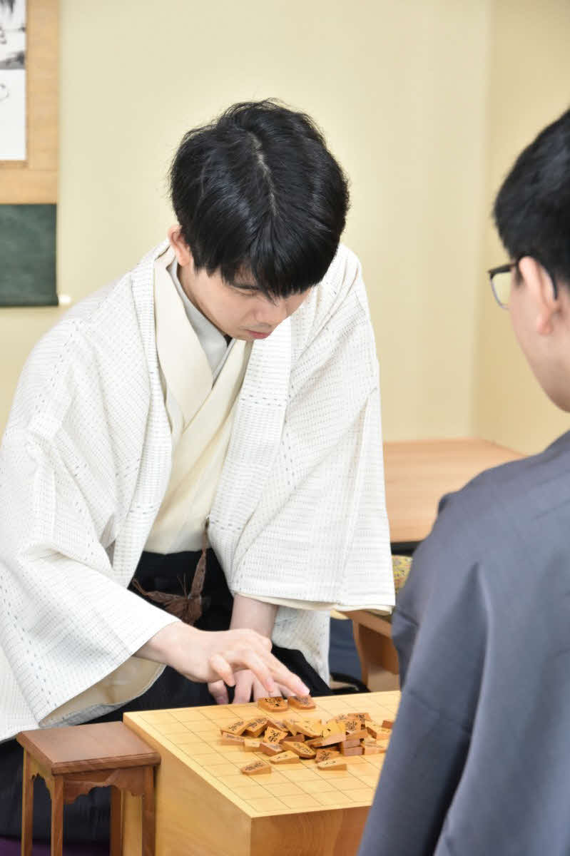 過去3戦3勝の空港対局で王位戦V6に向けて上昇気流をつかみたい藤井聡太王位（日本将棋連盟提供）