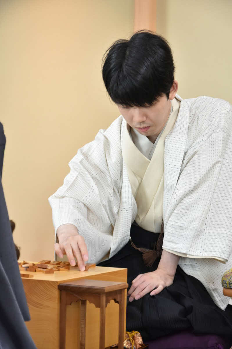 過去3戦3勝の空港対局で王位戦V6に向けて上昇気流をつかみたい藤井聡太王位（日本将棋連盟提供）