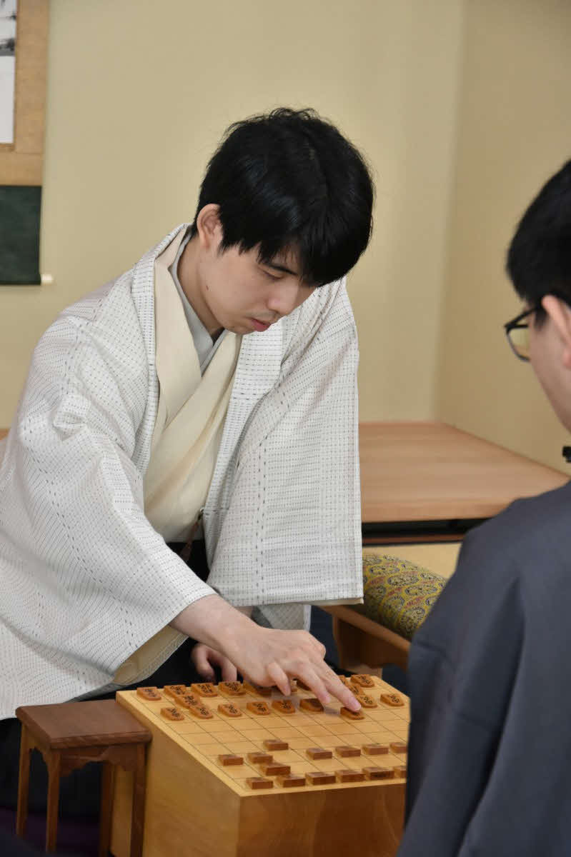 過去3戦3勝の空港対局で王位戦V6に向けて上昇気流をつかみたい藤井聡太王位（日本将棋連盟提供）