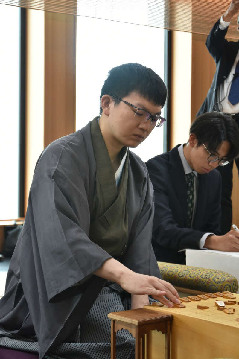 第3局で1勝返したい連敗スタートの永瀬拓矢九段（日本将棋連盟提供）