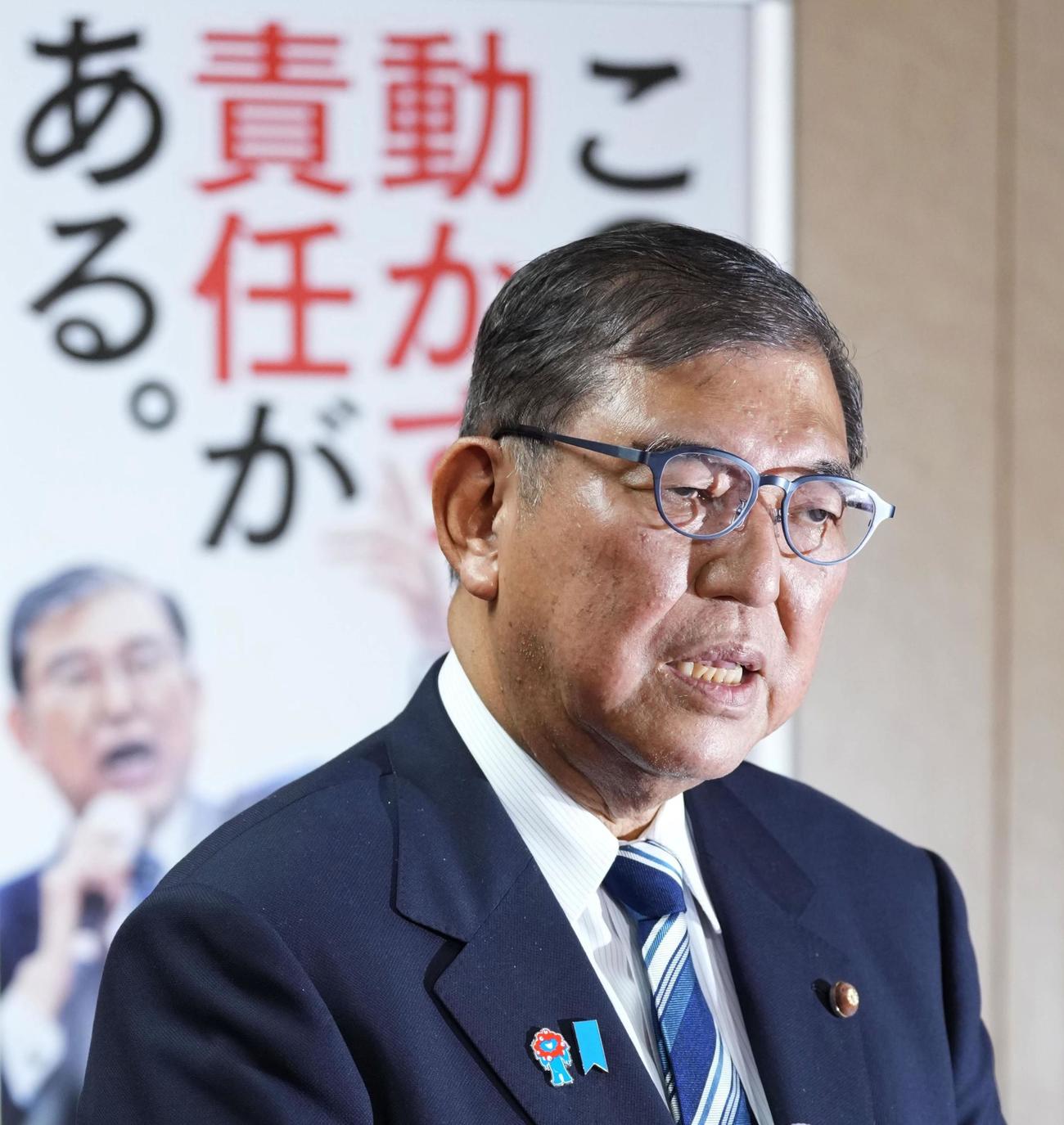 両院議員懇談会を終え、報道陣の取材に応じる自民党総裁の石破首相（共同）