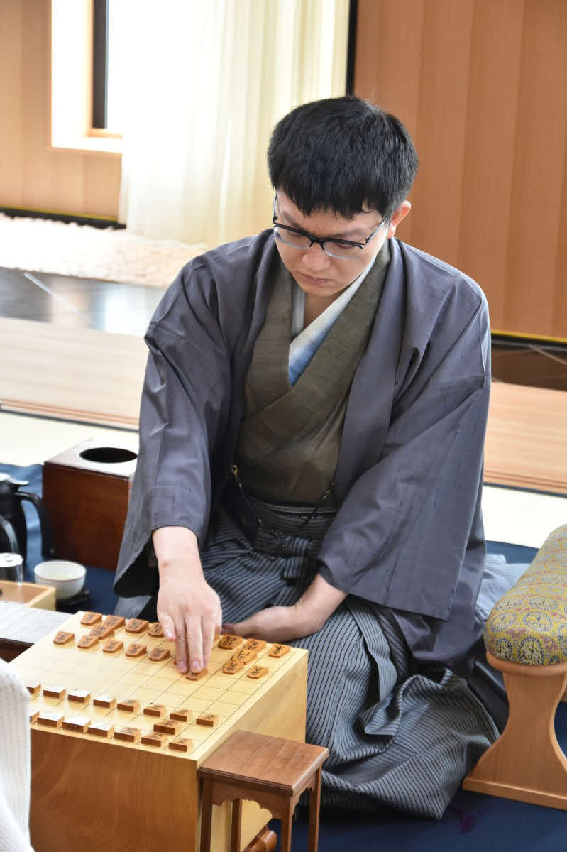 第3局で1勝返したい連敗スタートの永瀬拓矢九段（日本将棋連盟提供）