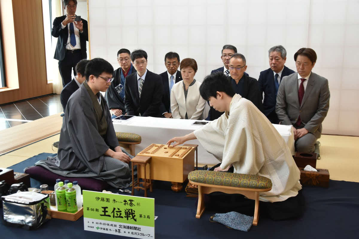 王位戦第3局は挑戦者永瀬拓矢九段（左）の先手でスタート（右は藤井聡太王位、日本将棋連盟提供）