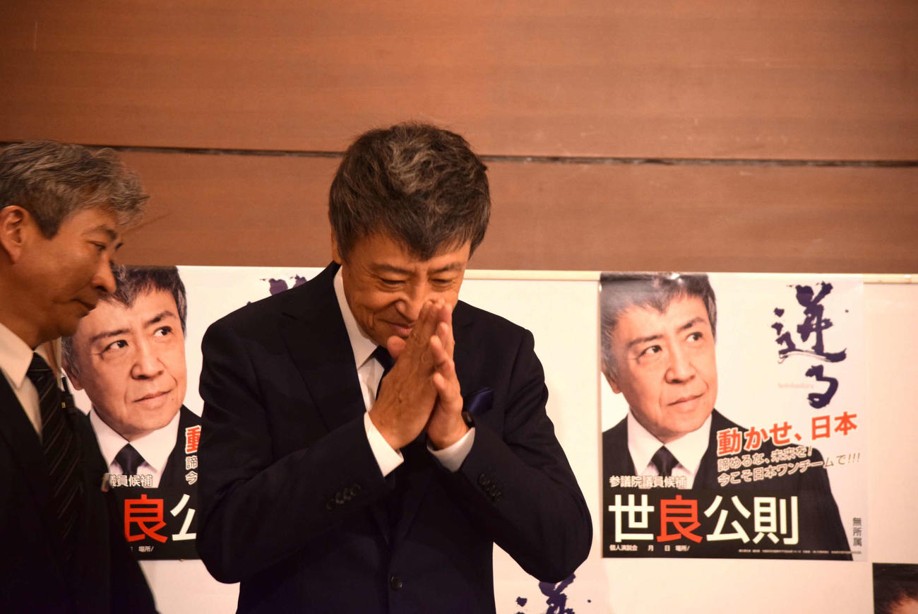 選挙を終えボランティアに感謝する世良公則（2025年7月21日撮影）