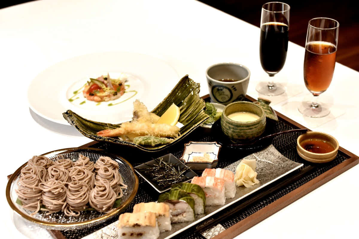 永瀬拓矢九段の初日のランチは彩押し寿司と蕎麦（冷）セット、サーモンとホタテのタルタル仕立て、アイスコーヒー、アイスティー（日本将棋連盟提供）