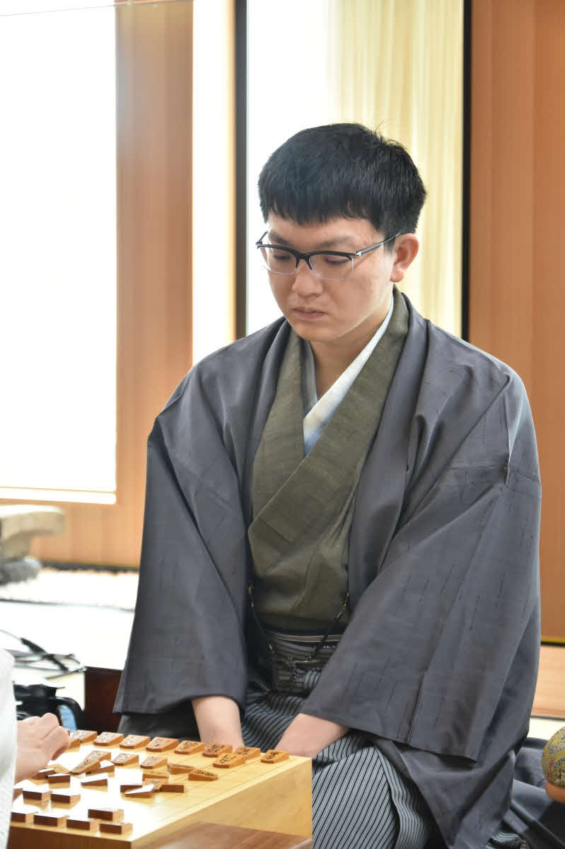 第3局で1勝返したい連敗スタートの永瀬拓矢九段（日本将棋連盟提供）