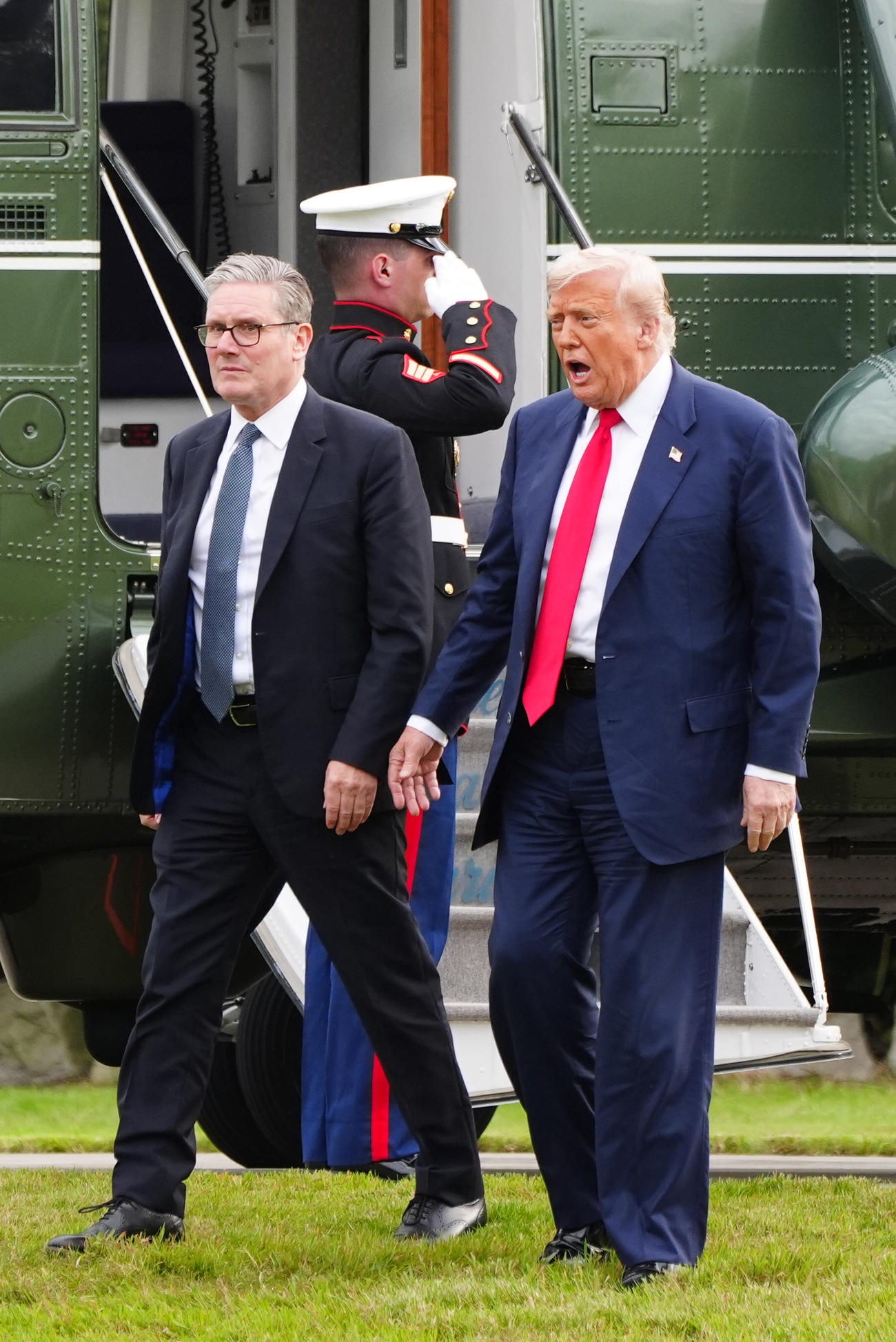 ゴルフ場に到着したトランプ米大統領（右）とスターマー英首相（ゲッティ＝共同）