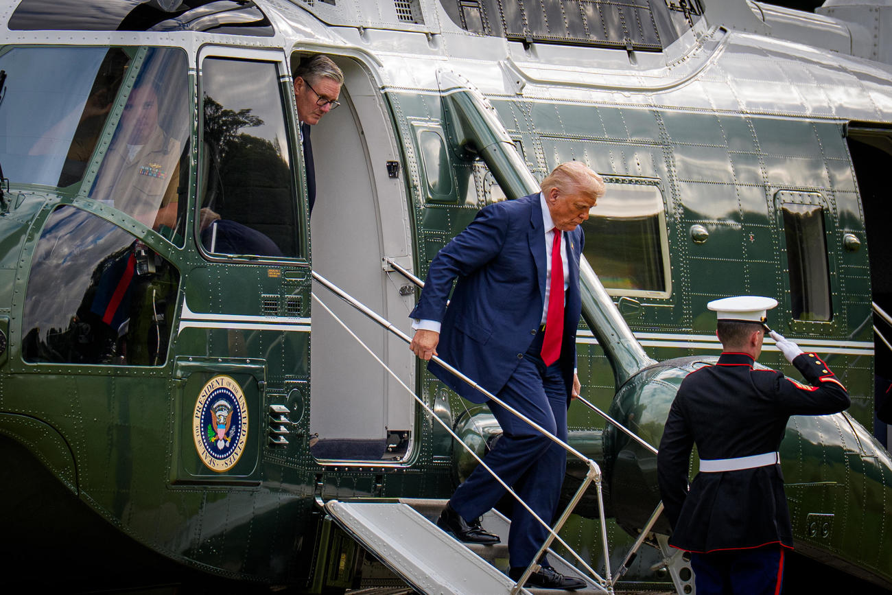 自身が所有するゴルフ場に到着したトランプ米大統領（ゲッティ＝共同）