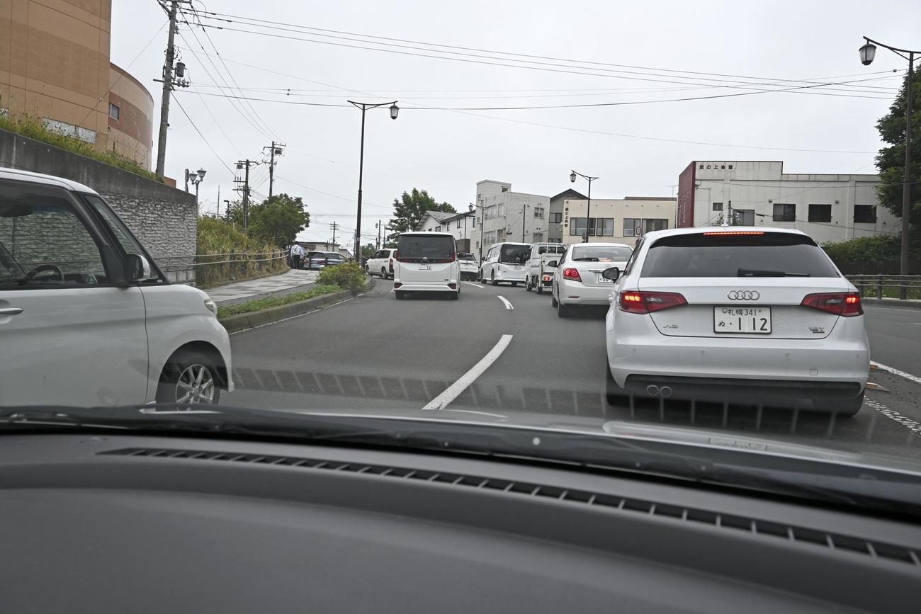 北海道釧路市で、津波警報発令を受け高台へ避難する車（共同）