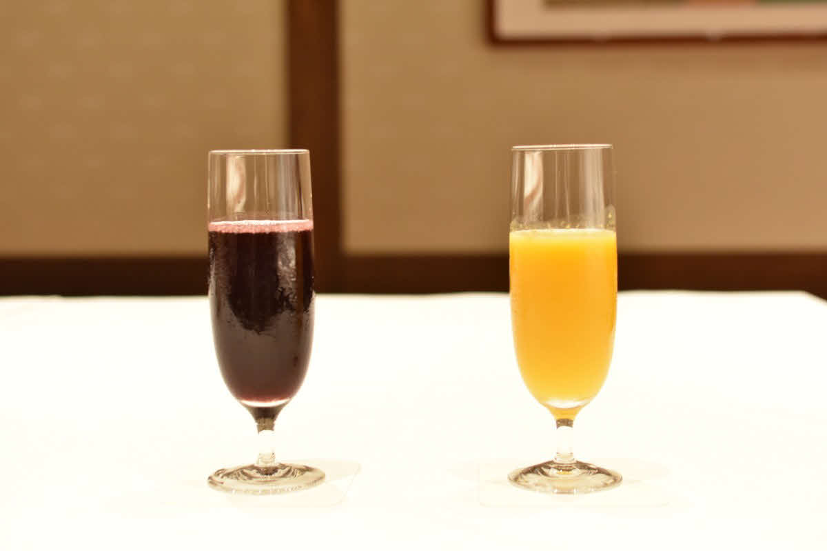 藤井聡太王位の2日目午後のおやつはオレンジジュースとぶどうジュースの「ダブルドリンク定跡」（日本将棋連盟提供）
