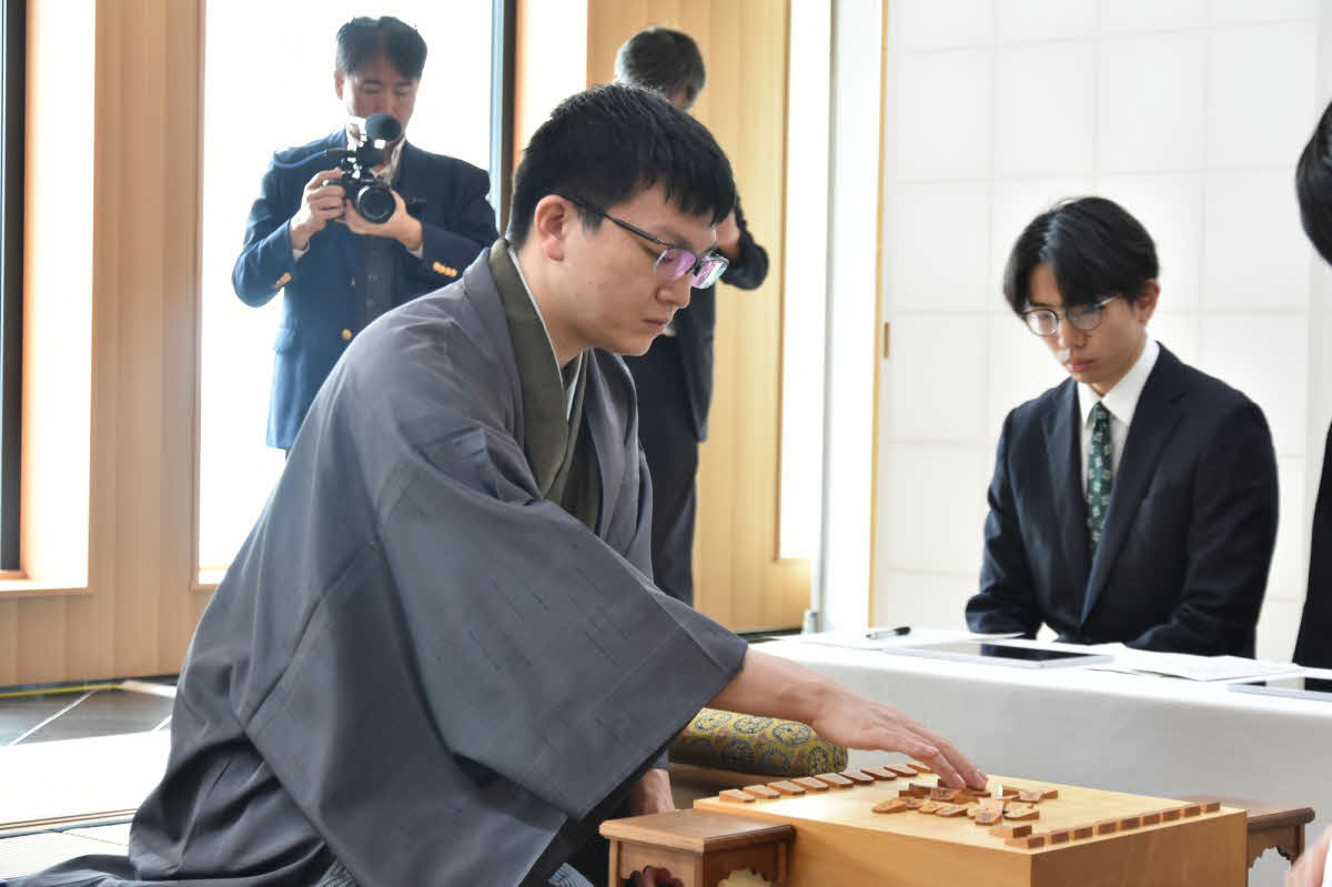 連敗スタートの永瀬拓矢九段は第3局で1勝返したい（日本将棋連盟提供）