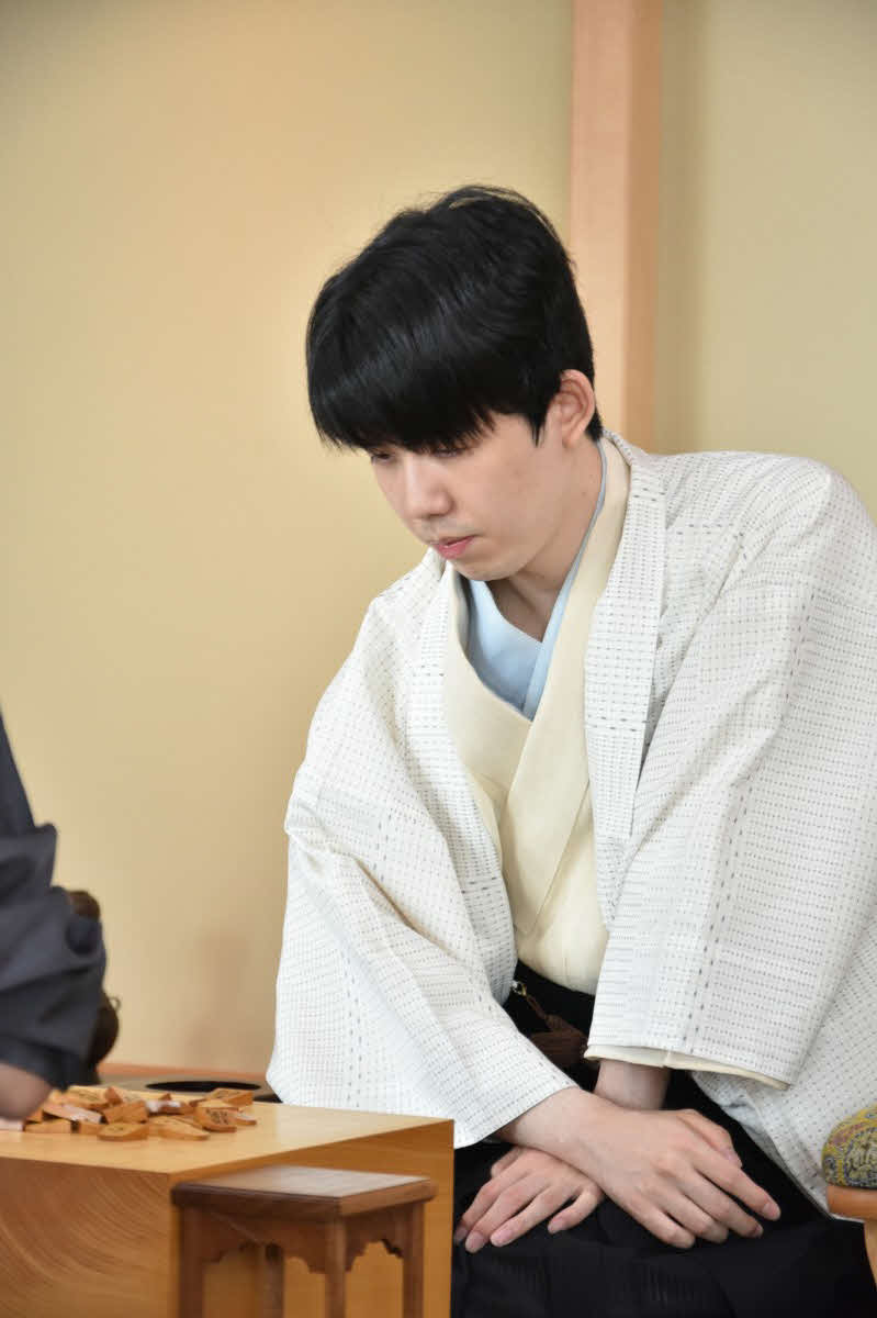 王位戦初の千歳対局で3連勝としてV6への上昇気流をつかみたい藤井聡太王位（日本将棋連盟提供）