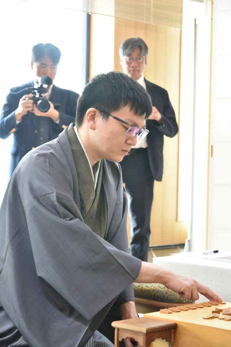 連敗スタートの永瀬拓矢九段は第3局で1勝返したい（日本将棋連盟提供）