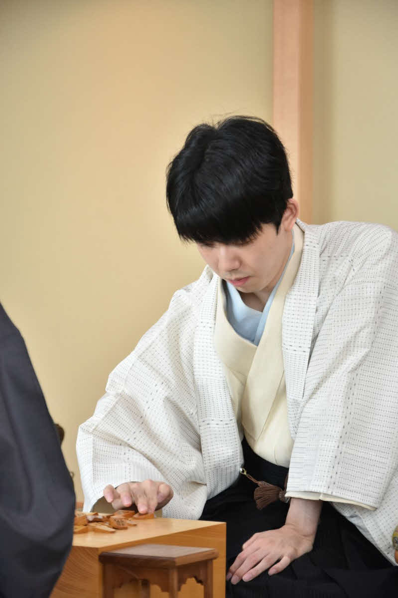 王位戦初の千歳対局で3連勝としてV6への上昇気流をつかみたい藤井聡太王位（日本将棋連盟提供）