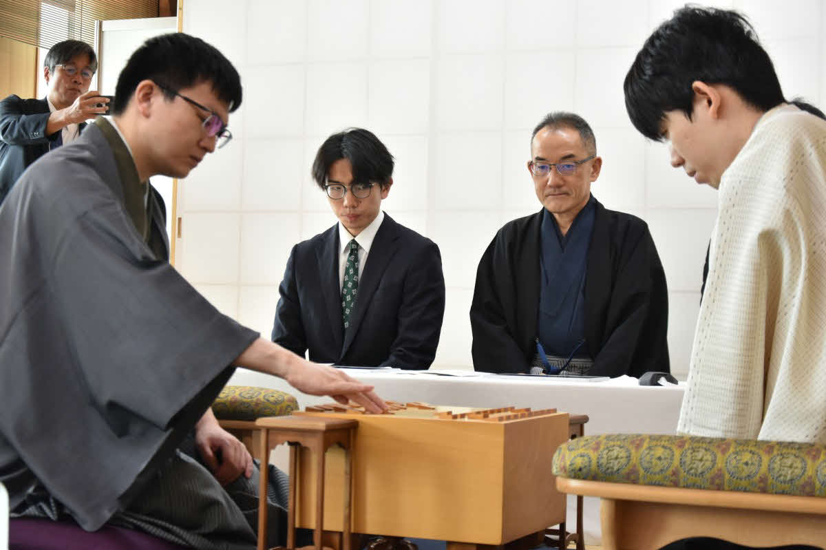永瀬拓矢九段（左）が封じた手を指して王位戦第3局は2日目が再開（右は藤井聡太王位、日本将棋連盟提供）