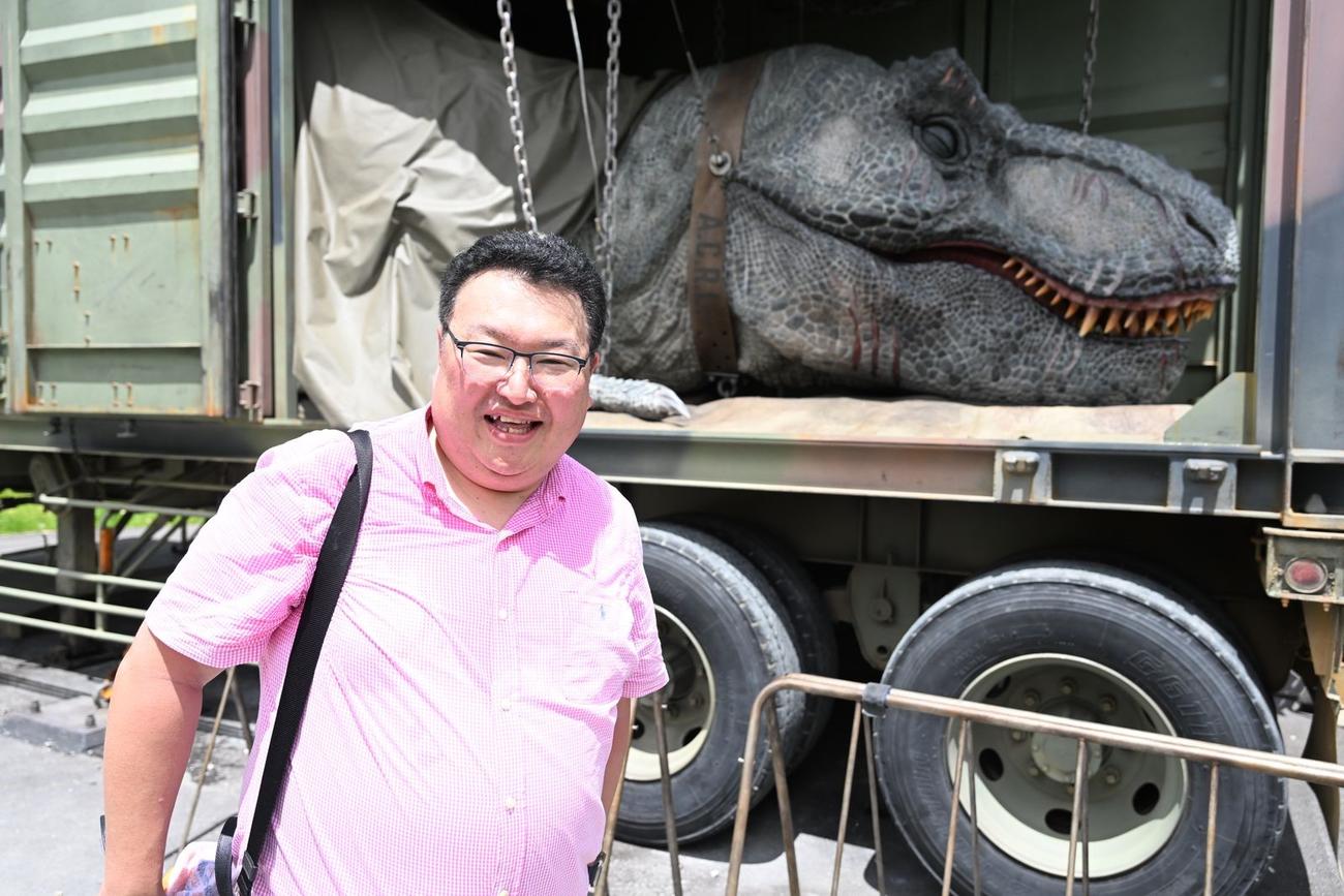 ジャングリア沖縄内のダイナソーサファリで捕獲されたT－REXと鳥海高太朗氏