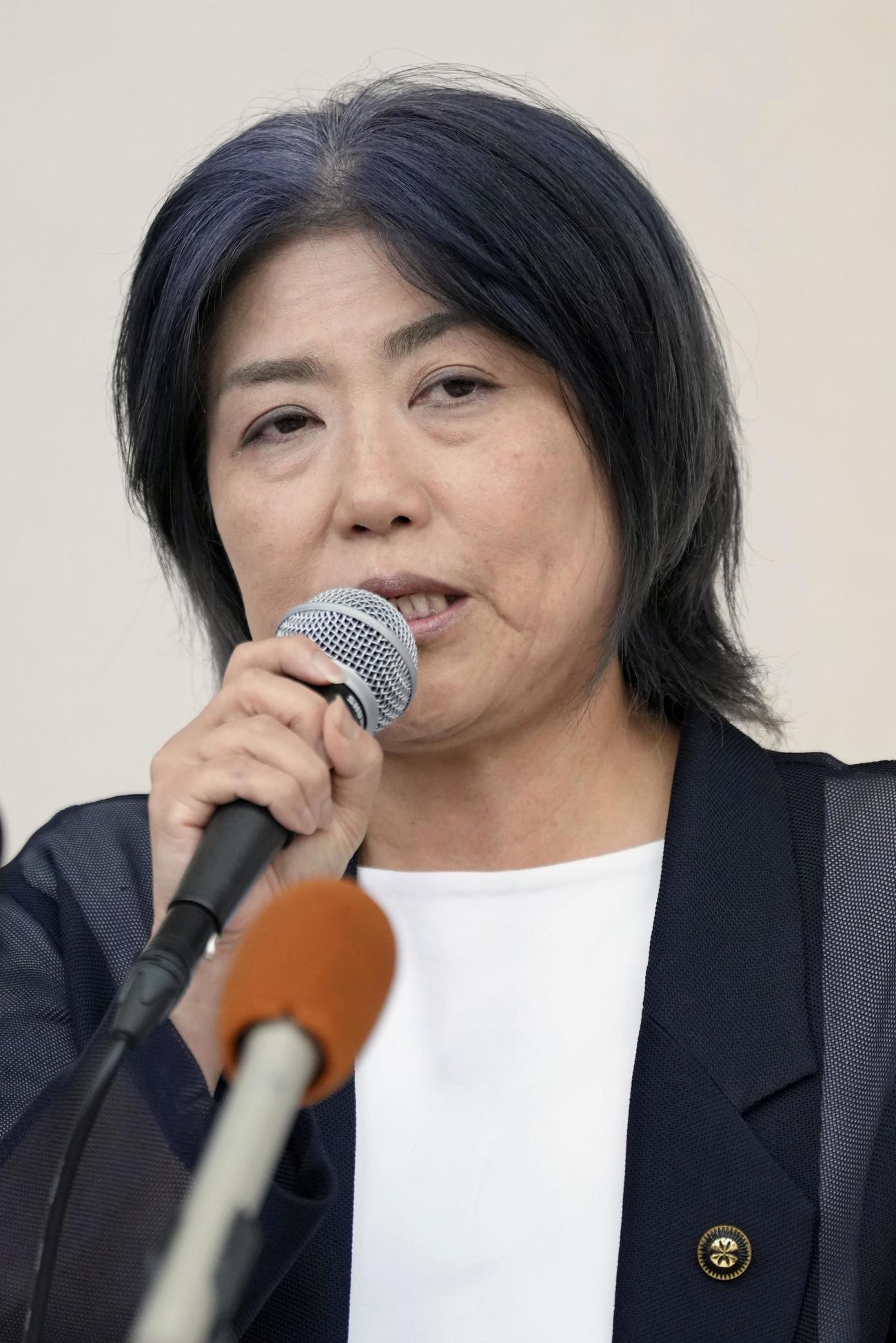 記者会見する静岡県伊東市の田久保真紀市長（共同）