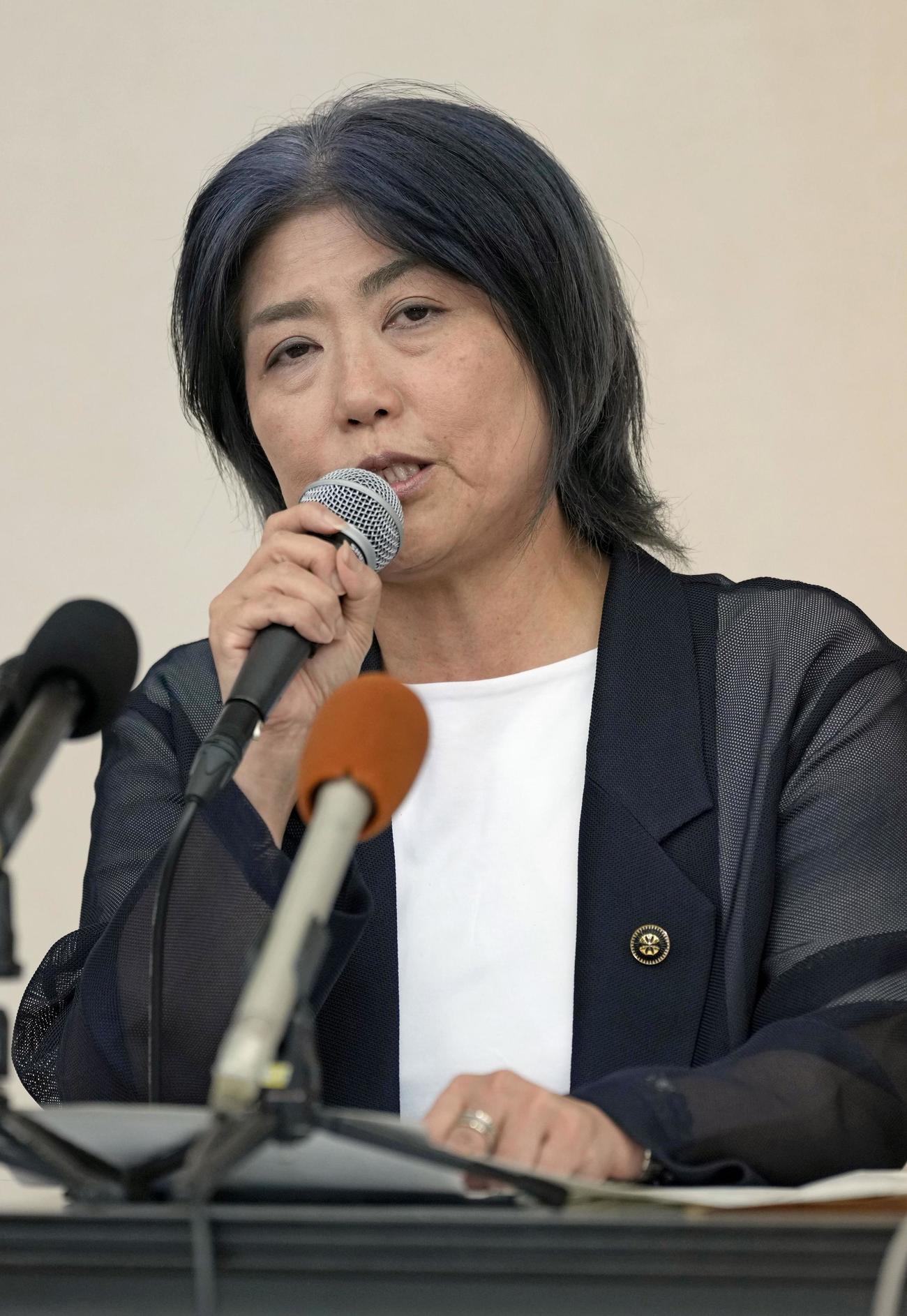 記者会見する静岡県伊東市の田久保真紀市長（共同）