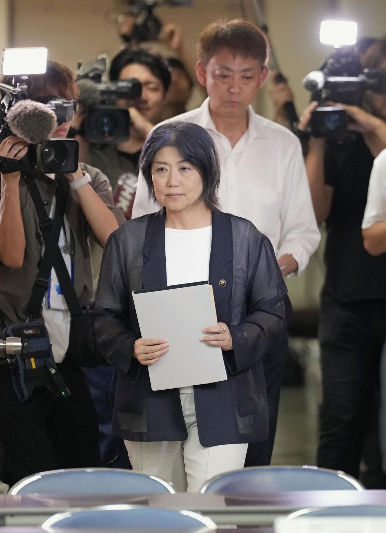 記者会見に臨む静岡県伊東市の田久保真紀市長（共同）