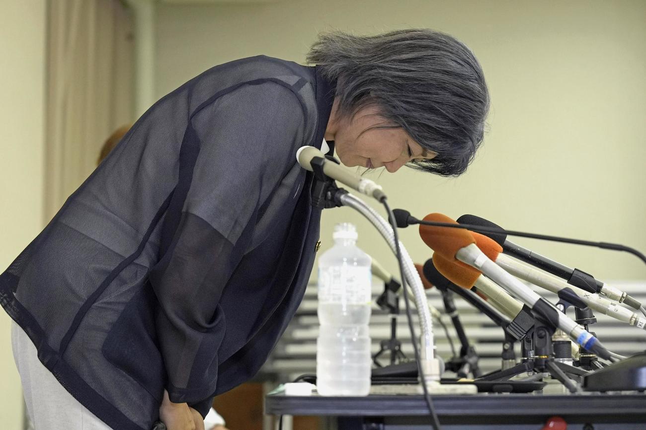記者会見の冒頭、一連の騒動について謝罪する静岡県伊東市の田久保真紀市長（共同）