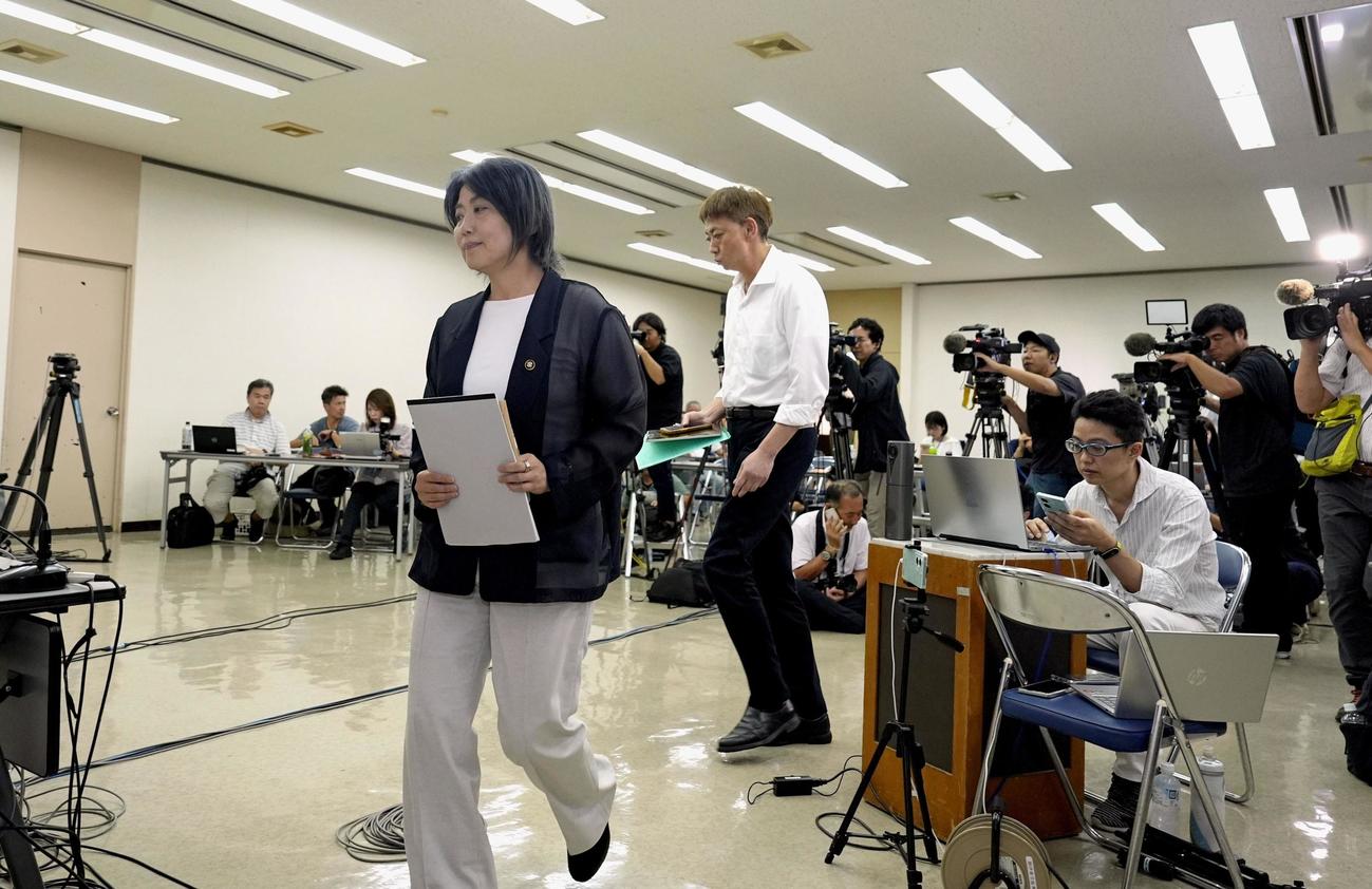 記者会見に臨む静岡県伊東市の田久保真紀市長（左）（共同）