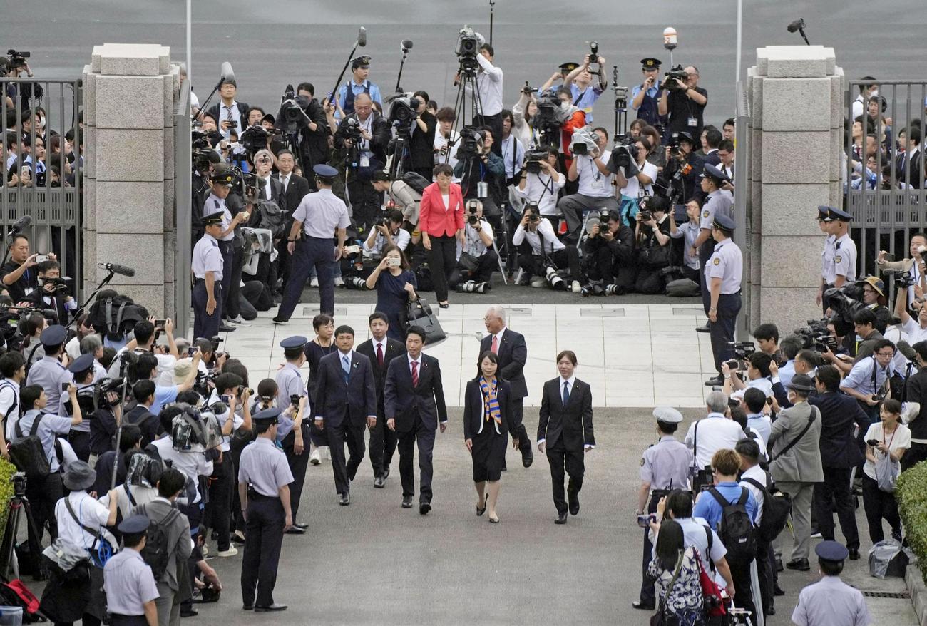 第218臨時国会が召集され、登院する議員（共同）