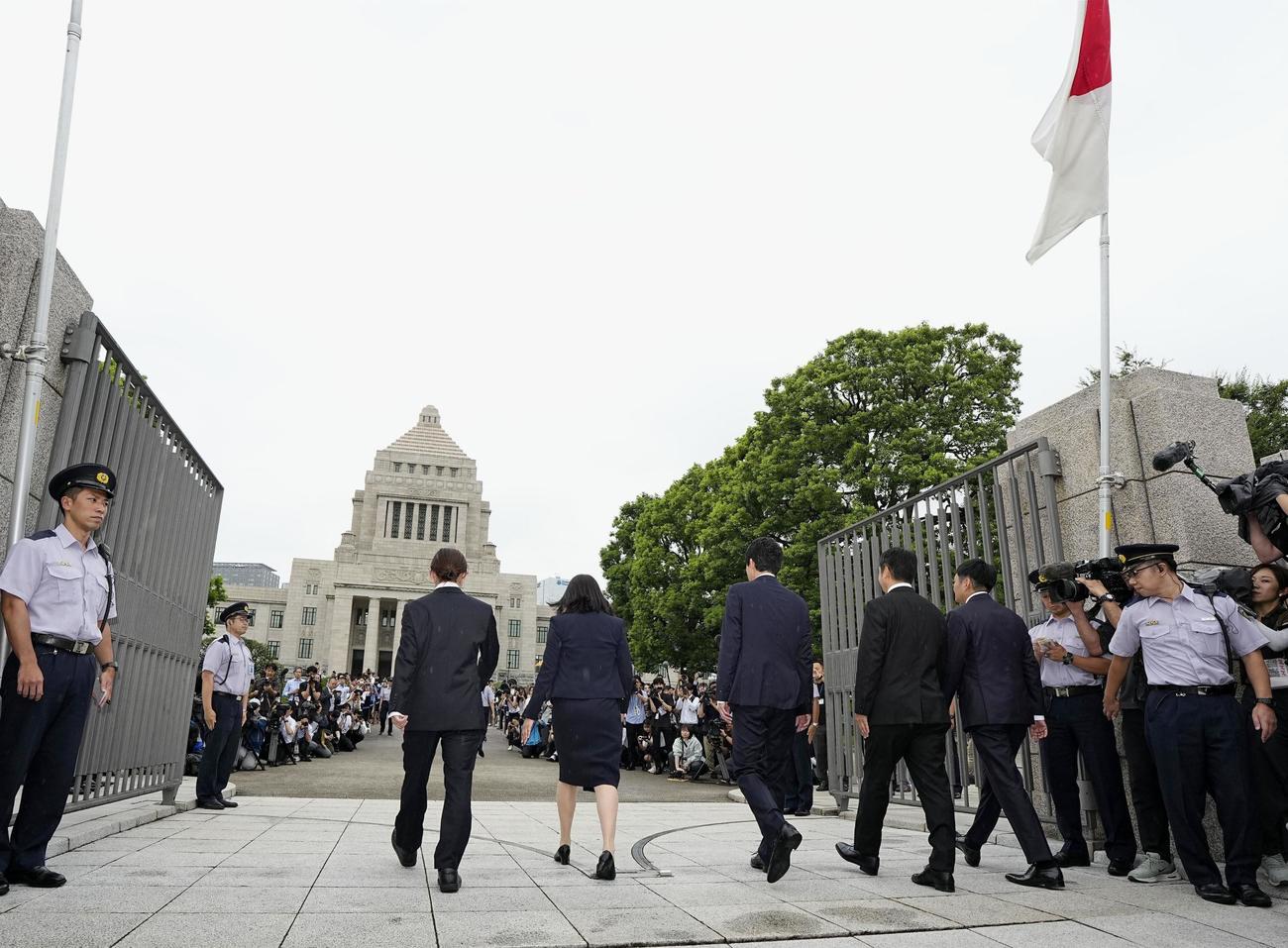 開門した国会に登院する議員（共同）