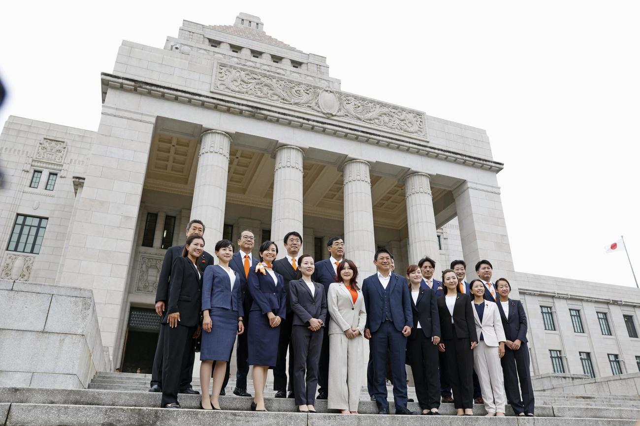 国会前で記念写真に納まる参政党の議員たち（共同）