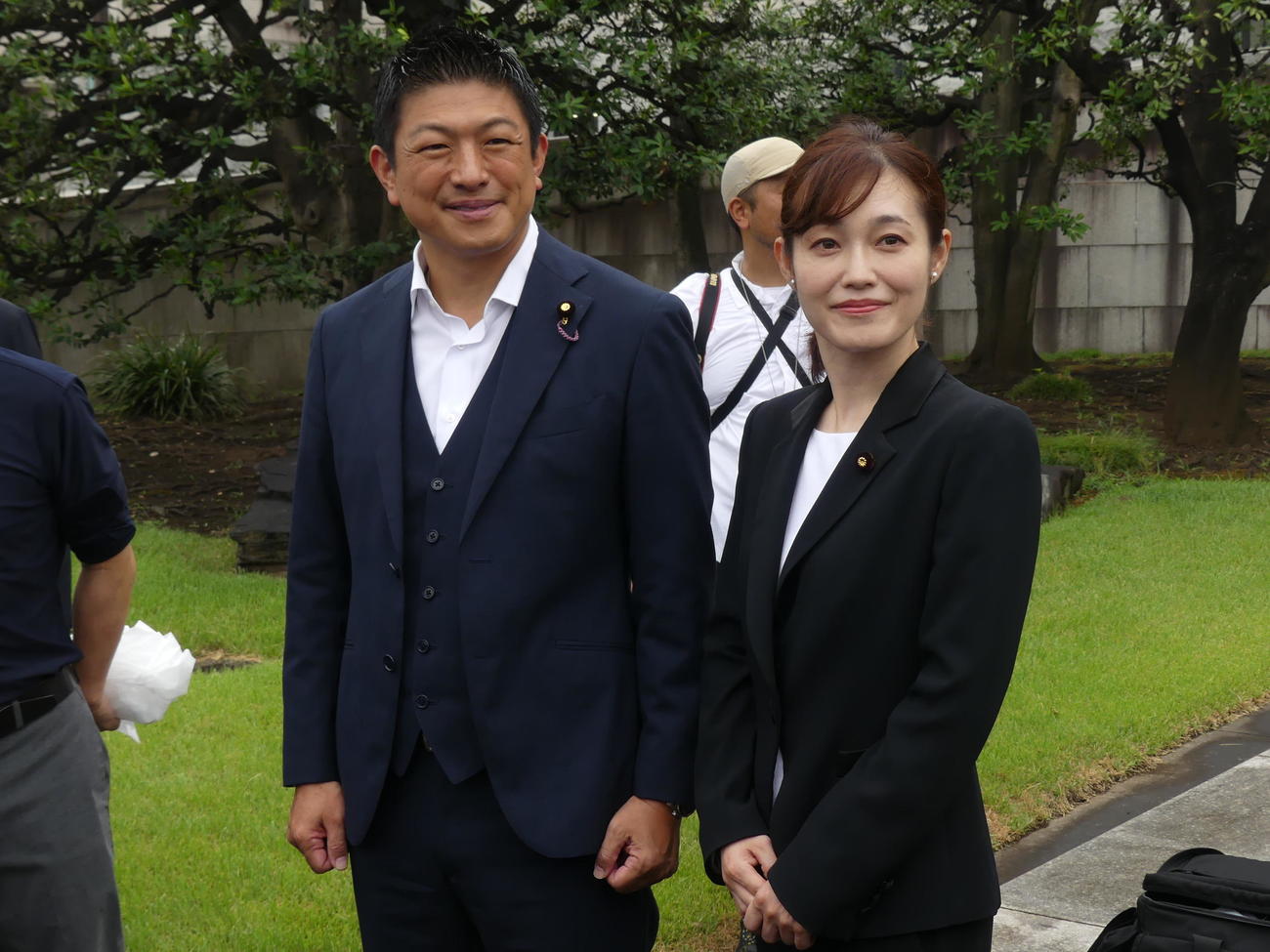 神谷宗幣代表（左）と写真撮影に応じる参政党の「さや」こと塩入清香氏（撮影・中山知子）