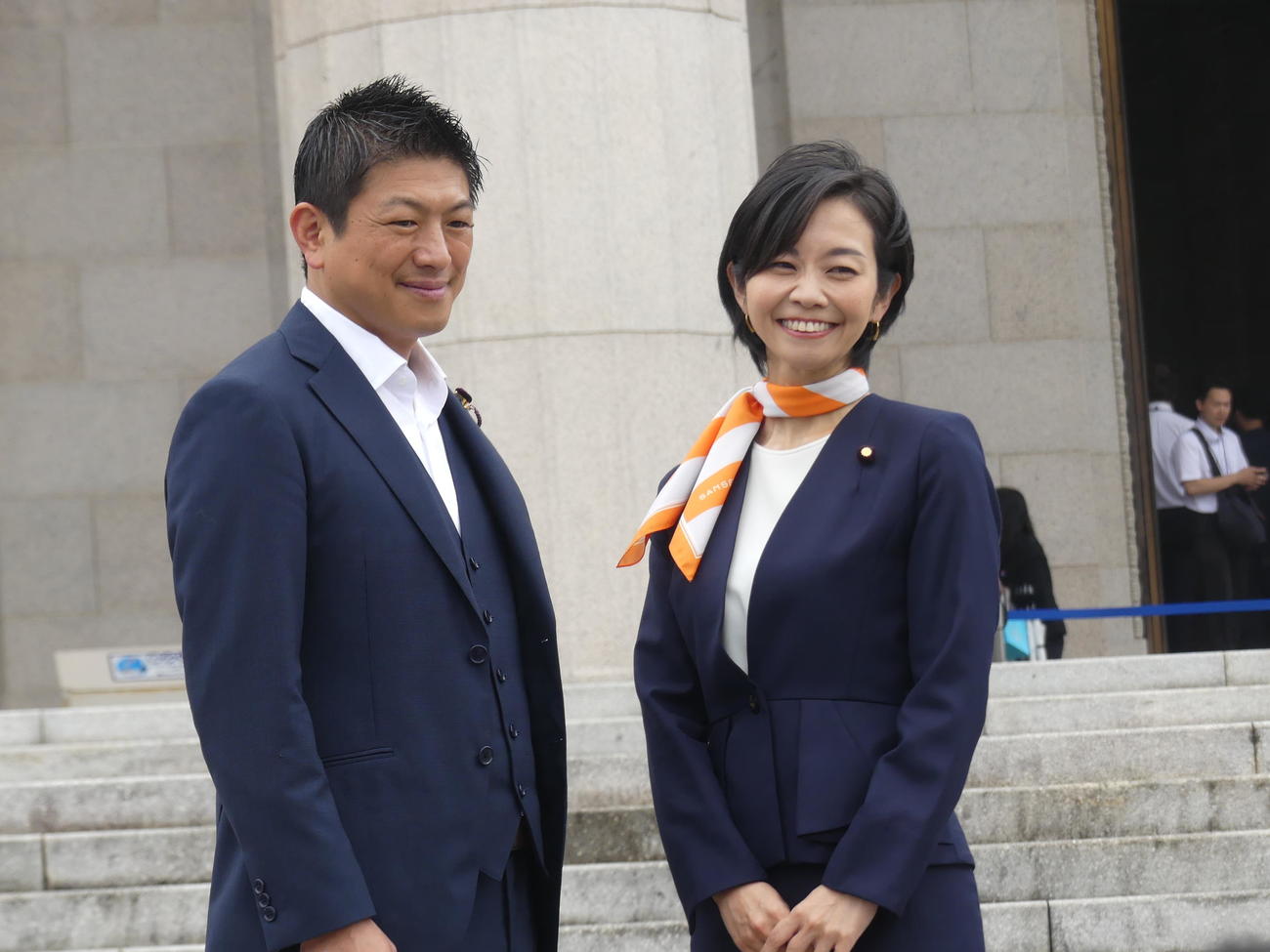 参政党の議員として臨時国会初日を迎え、神谷宗幣代表（左）と記念撮影に臨む梅村みずほ参院議員（撮影・中山知子）