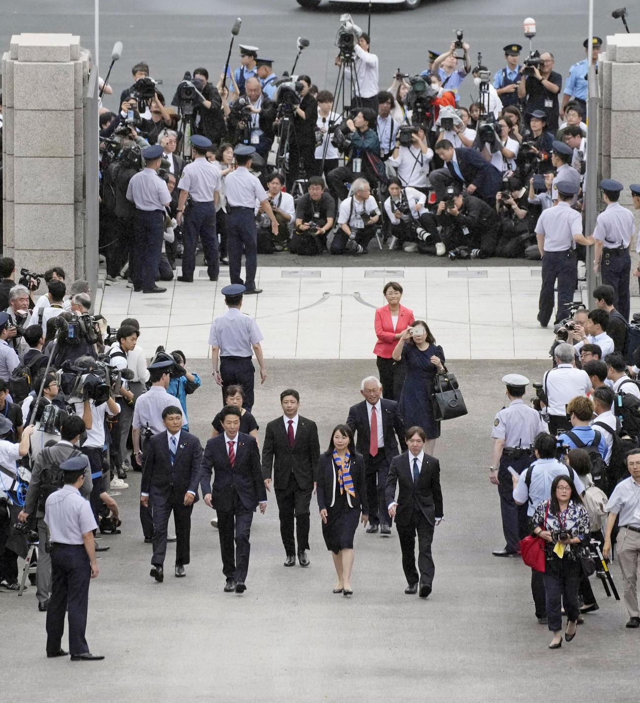第218臨時国会が召集され、登院する議員（共同）