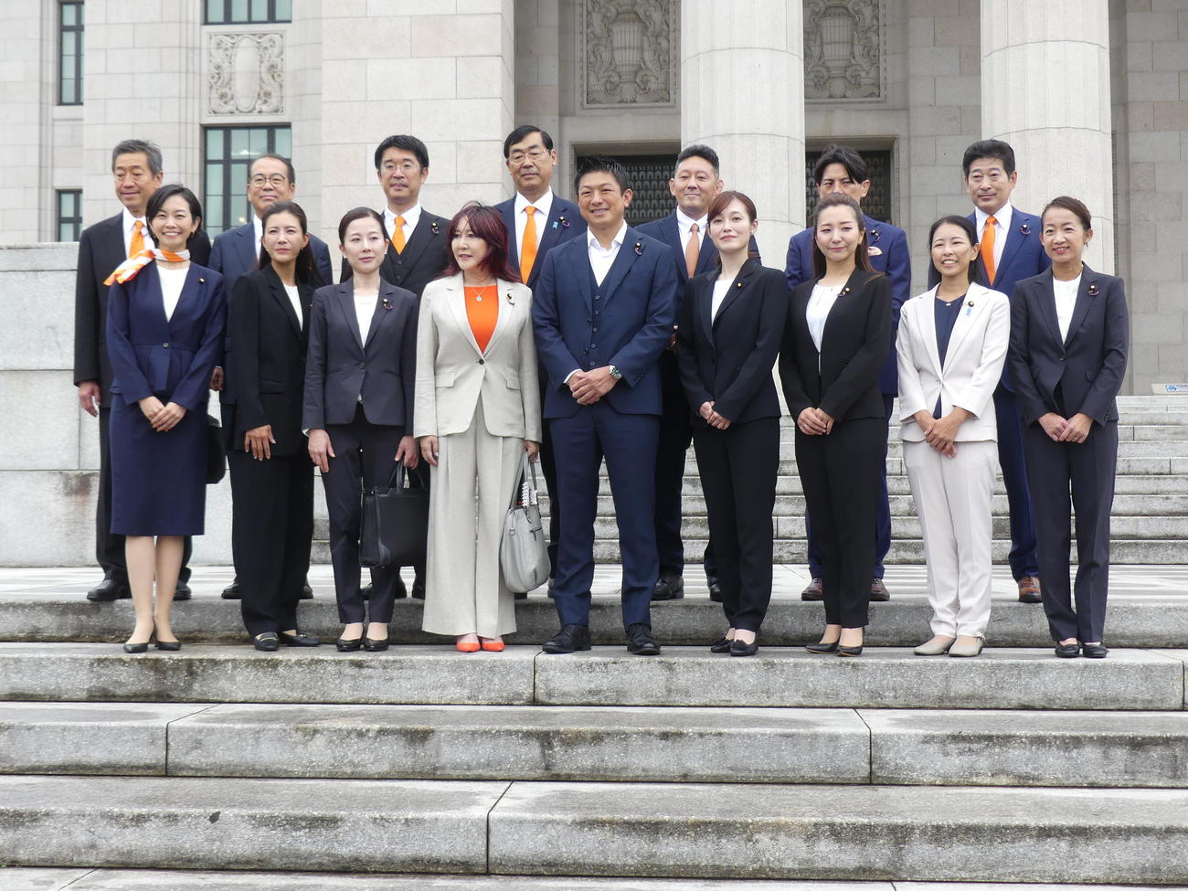 臨時国会召集で初登院した参政党の新人議員らは神谷宗幣代表（前列中央）らとともに全員で記念撮影した（撮影・中山知子）