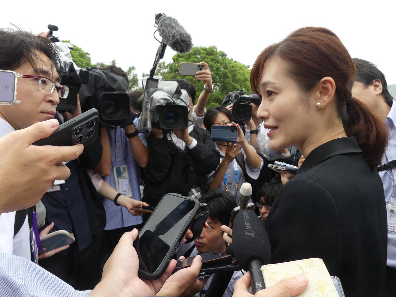 初登院し、取材にに応じる参政党の「さや」こと塩入清香氏（撮影・中山知子）