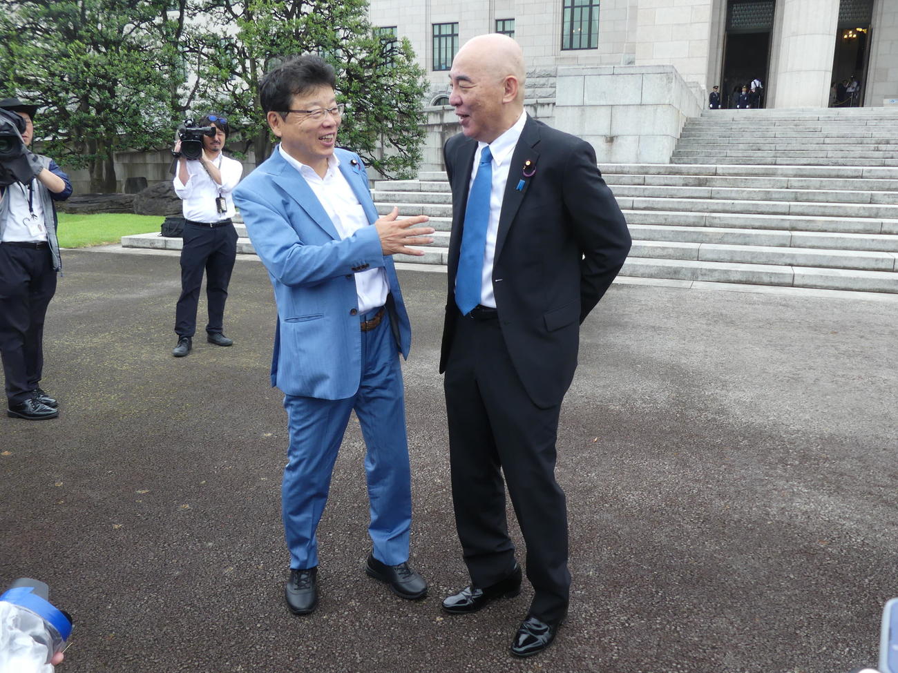 臨時国会が召集された国会に初登院し、言葉を交わす日本保守党の北村春男参院議員（左）と百田尚樹参院議員（撮影・中山知子）