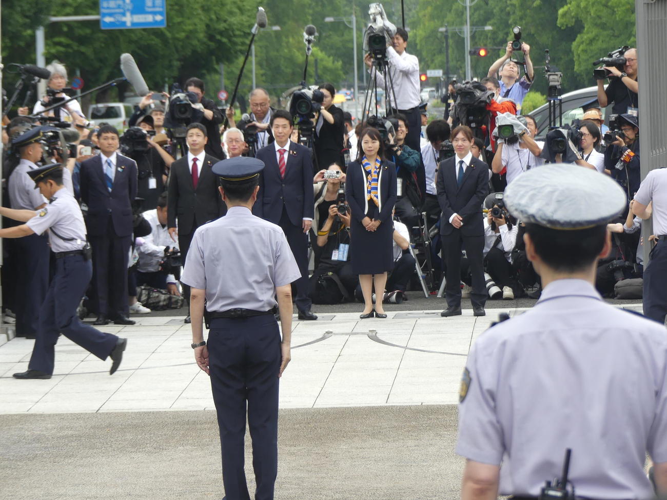 臨時国会召集を受け、国会正門から初登院する参院選当選の新人議員たち（撮影・中山知子）