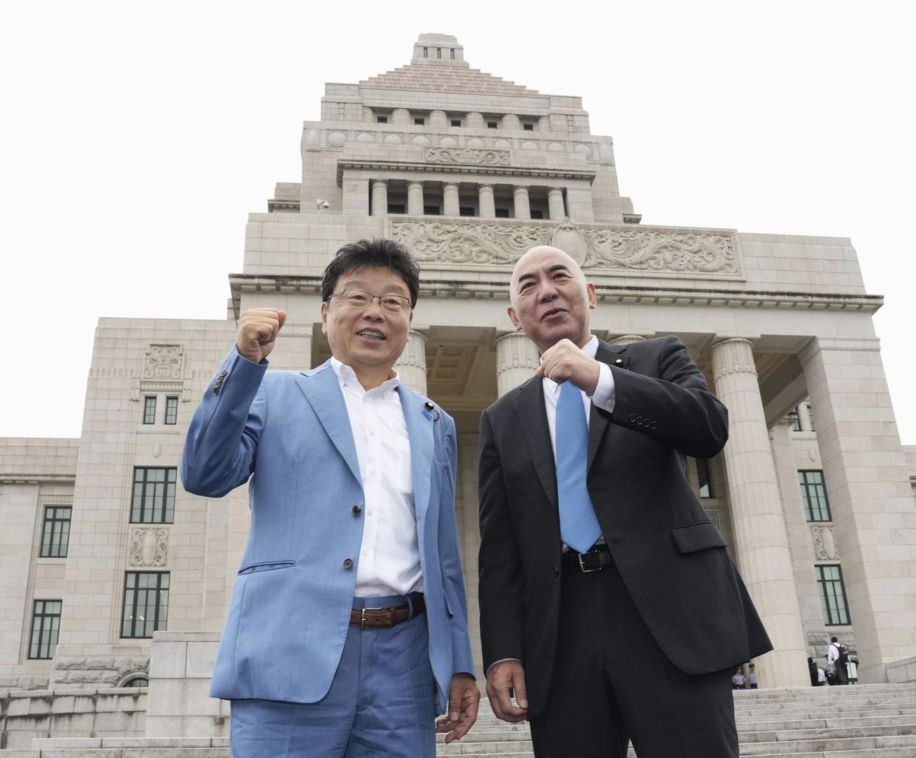 国会に初登院し、ポーズをとる日本保守党の北村晴男参院議員（左）と代表の百田尚樹参院議員（共同）