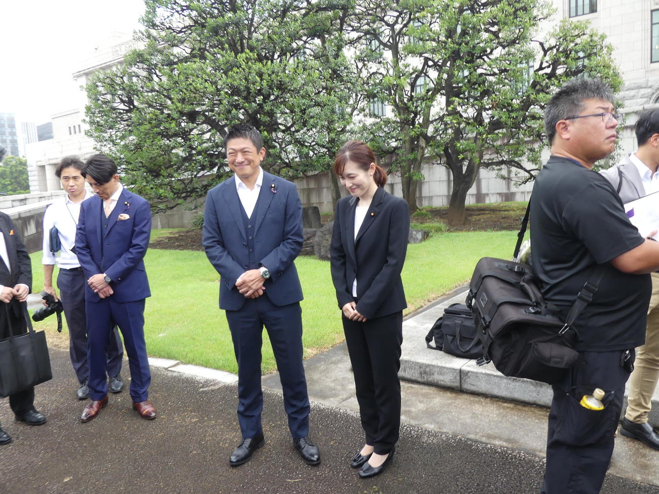 黒のパンツスーツで初登院した参政党の「さや」こと塩入清香氏。左は神谷宗幣代表（撮影・中山知子）