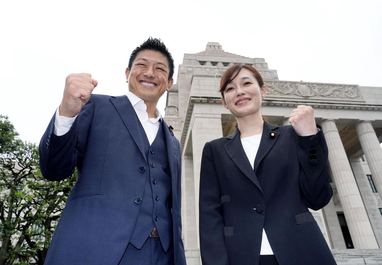 国会に初登院し、参政党の神谷代表（左）とポーズをとる塩入清香参院議員（共同）